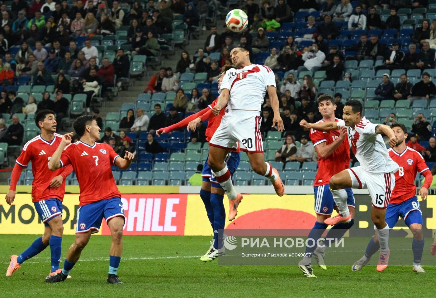 Товарищеский матч по футболу между сборными Чили и Перу