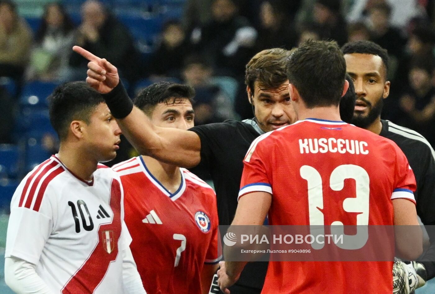 Товарищеский матч по футболу между сборными Чили и Перу