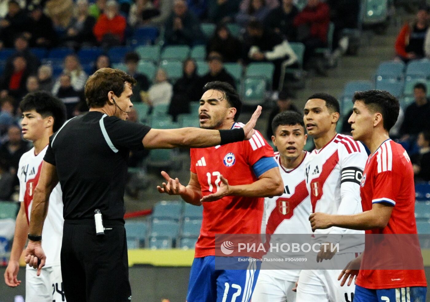 Товарищеский матч по футболу между сборными Чили и Перу