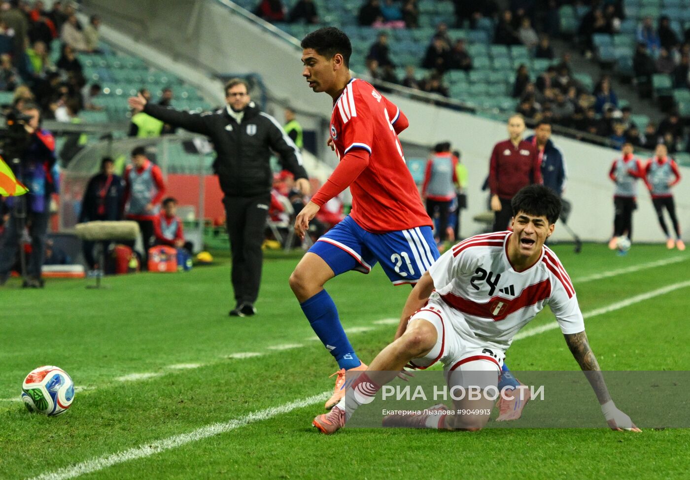 Товарищеский матч по футболу между сборными Чили и Перу