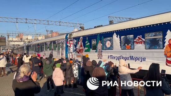 Поезд Деда Мороза начал путешествие по городам России из Владивостока