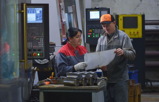 Производство гусениц для спецтехники на заводе "Техтрон" в Челябинске