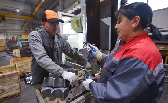 Производство гусениц для спецтехники на заводе "Техтрон" в Челябинске