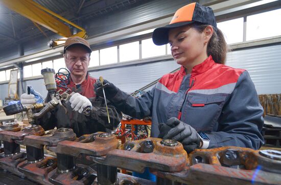 Производство гусениц для спецтехники на заводе "Техтрон" в Челябинске