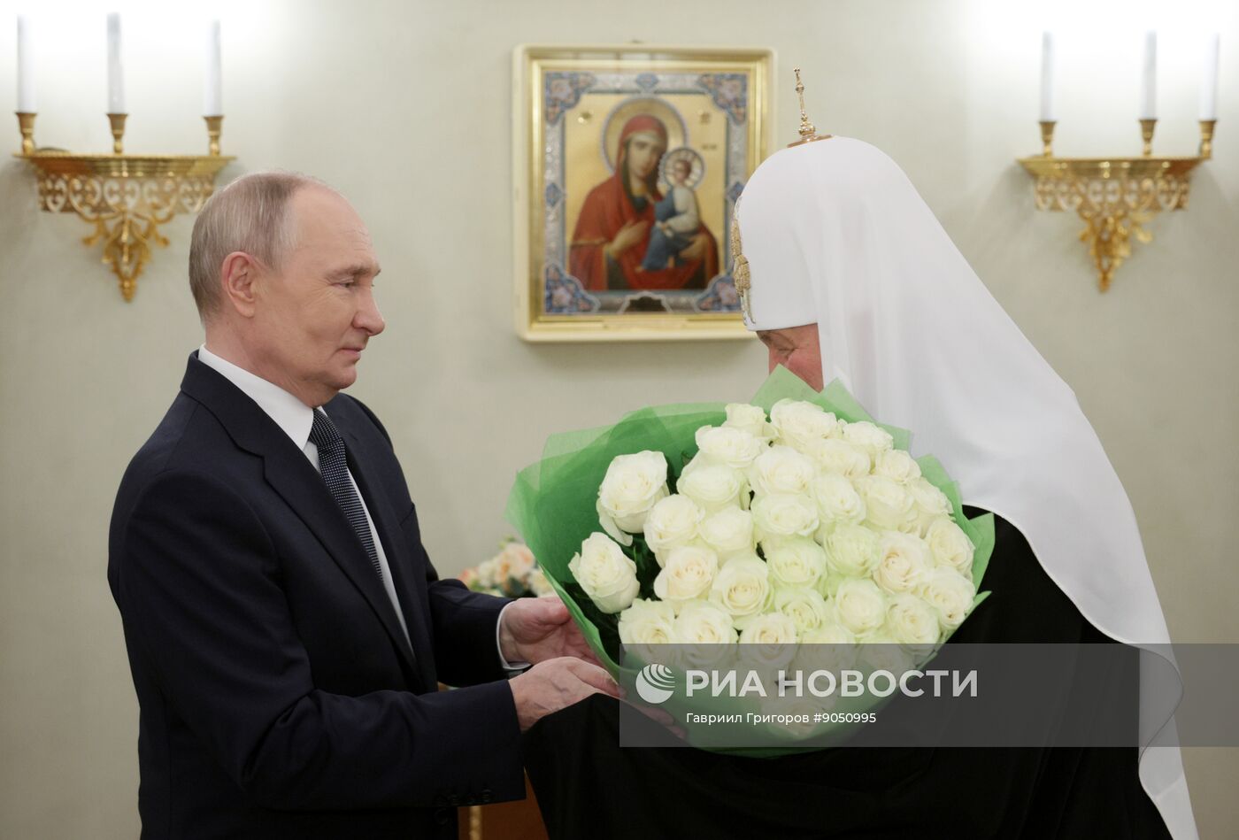 Президент Владимир Путин поздравил патриарха Кирилла с днём рождения