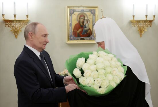 Президент Владимир Путин поздравил патриарха Кирилла с днём рождения