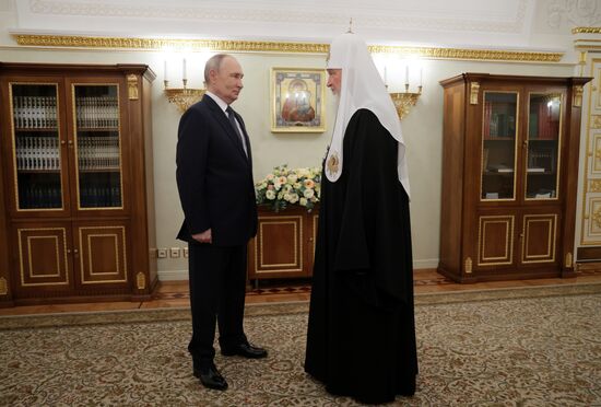 Президент Владимир Путин поздравил патриарха Кирилла с днём рождения