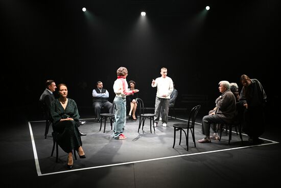 Спектакль "Последние" в театре "Шалом"