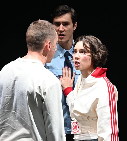 Спектакль "Последние" в театре "Шалом"