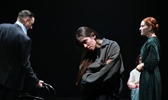 Спектакль "Последние" в театре "Шалом"