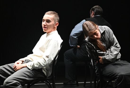 Спектакль "Последние" в театре "Шалом"