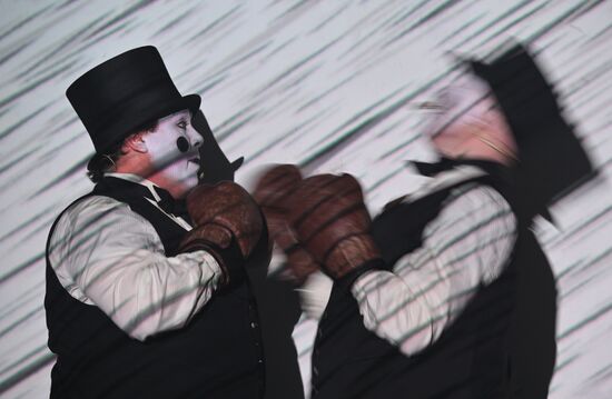 Спектакль "Ревизор: комедия в стихах" в Московском Губернском театре