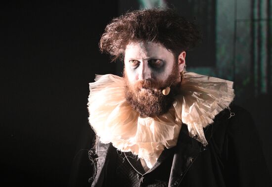 Спектакль "Ревизор: комедия в стихах" в Московском Губернском театре