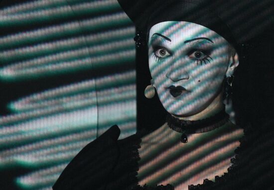 Спектакль "Ревизор: комедия в стихах" в Московском Губернском театре