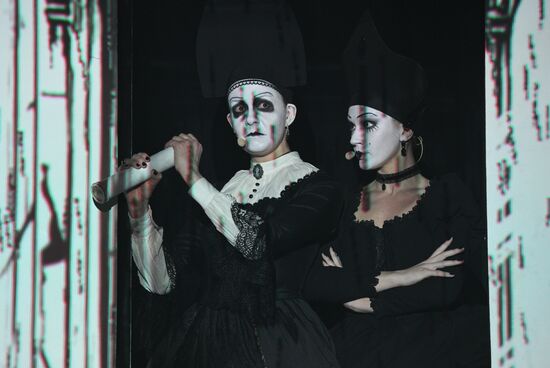 Спектакль "Ревизор: комедия в стихах" в Московском Губернском театре