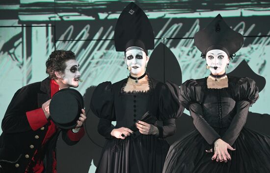 Спектакль "Ревизор: комедия в стихах" в Московском Губернском театре