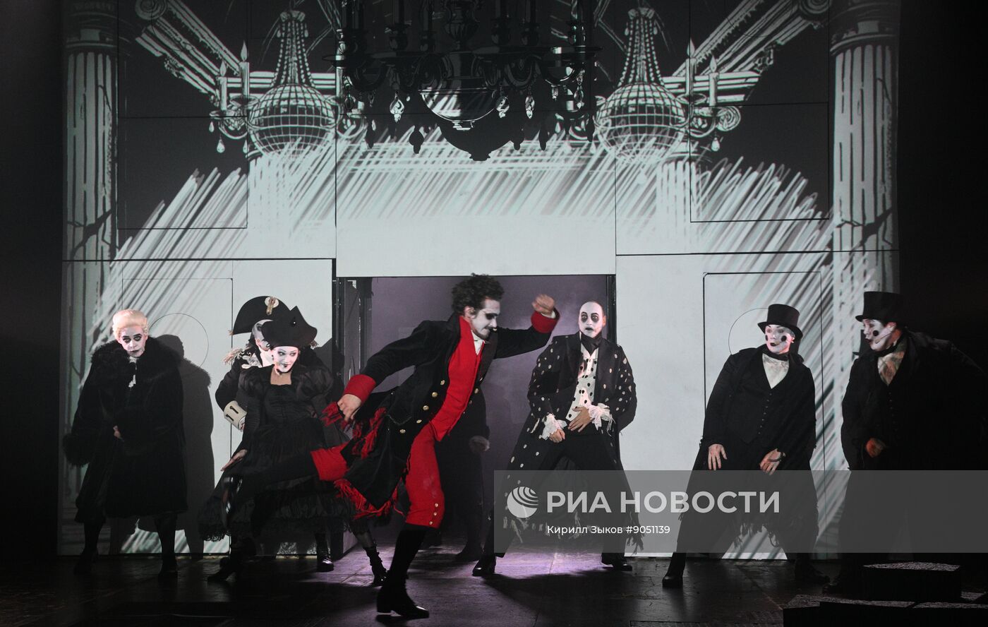 Спектакль "Ревизор: комедия в стихах" в Московском Губернском театре