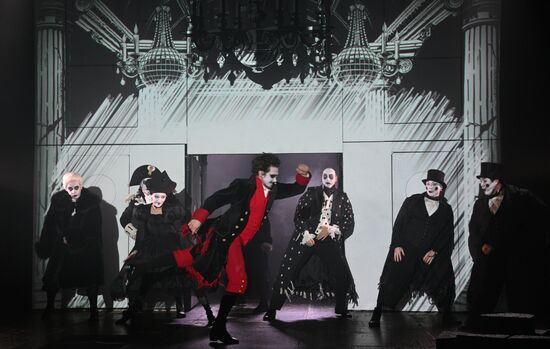 Спектакль "Ревизор: комедия в стихах" в Московском Губернском театре