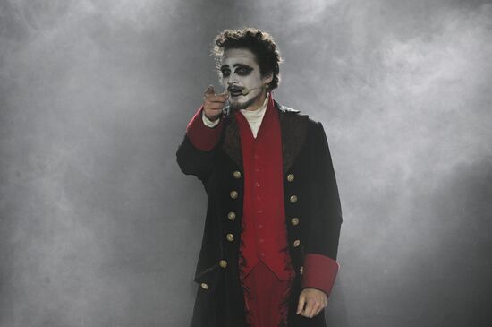 Спектакль "Ревизор: комедия в стихах" в Московском Губернском театре