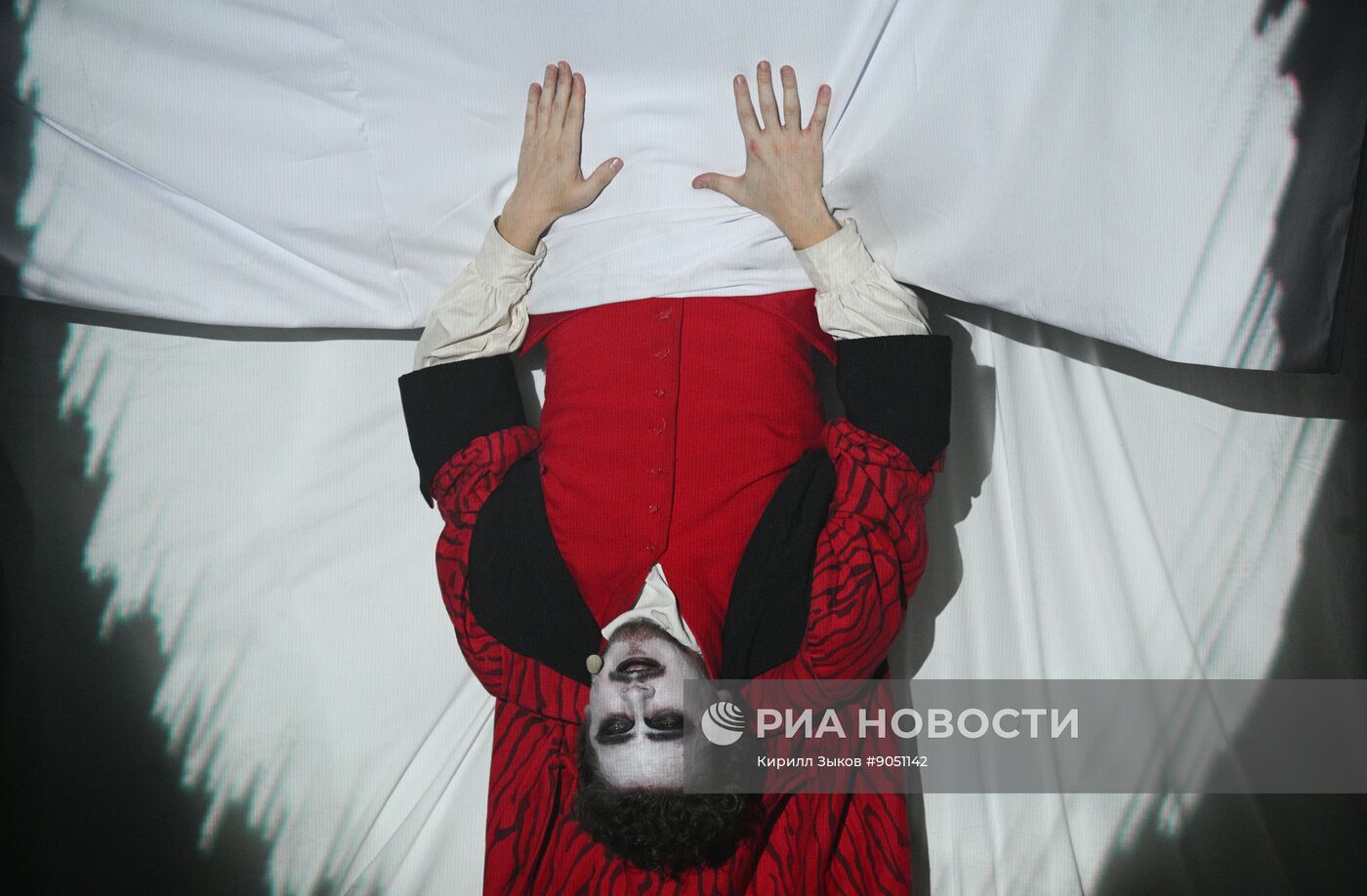 Спектакль "Ревизор: комедия в стихах" в Московском Губернском театре