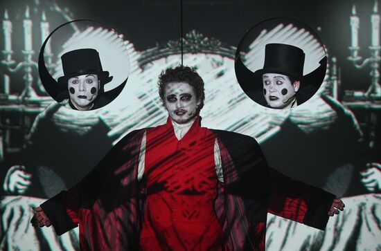 Спектакль "Ревизор: комедия в стихах" в Московском Губернском театре