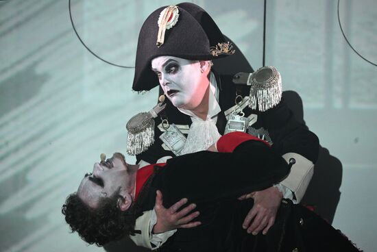 Спектакль "Ревизор: комедия в стихах" в Московском Губернском театре