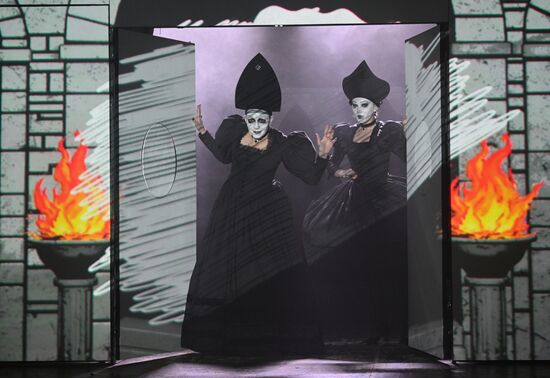 Спектакль "Ревизор: комедия в стихах" в Московском Губернском театре