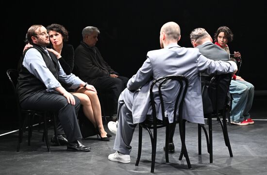 Спектакль "Последние" в театре "Шалом"