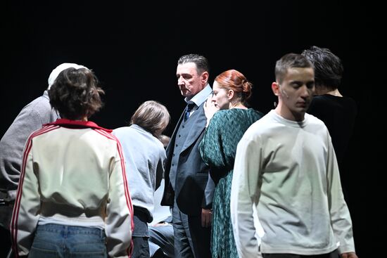 Спектакль "Последние" в театре "Шалом"