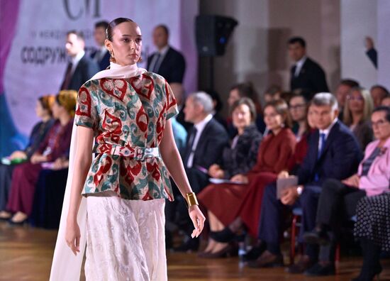 Модный показ форума "Содружество моды"