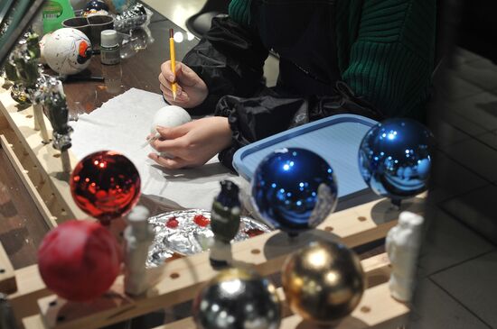 Роспись новогодних игрушек
