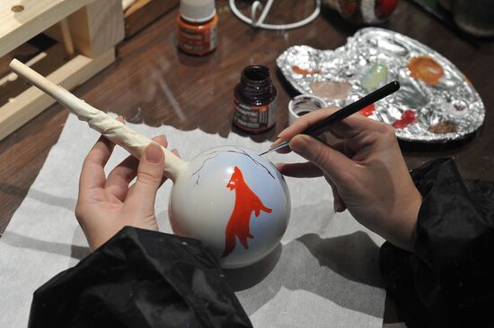 Роспись новогодних игрушек