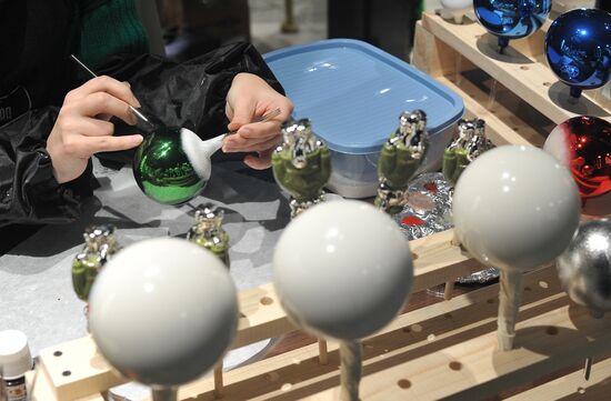 Роспись новогодних игрушек