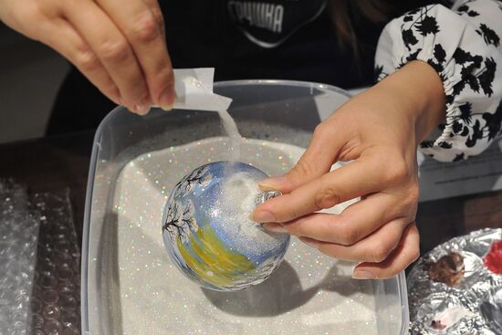 Роспись новогодних игрушек