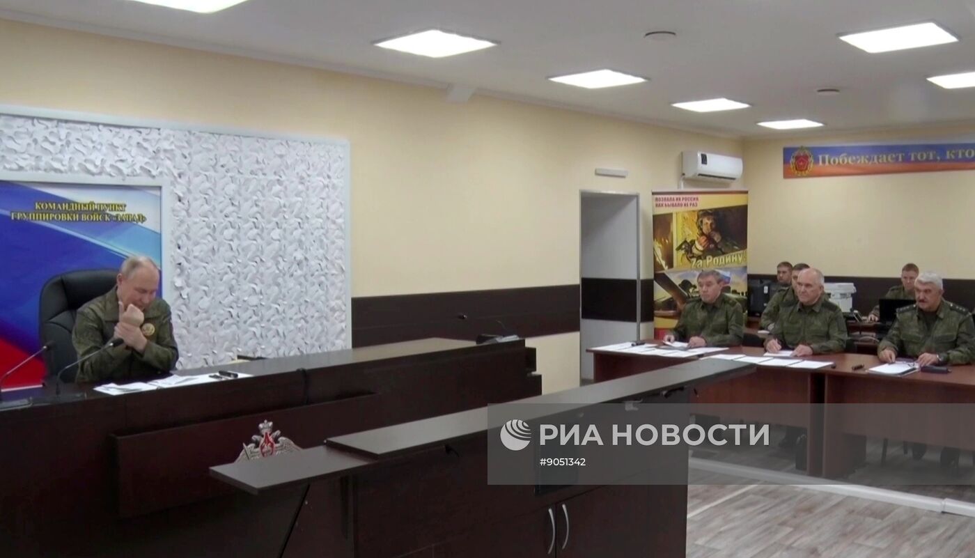 Президент Владимир Путин посетил командный пункт группировки "Запад"