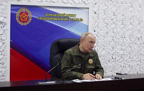 Президент Владимир Путин посетил командный пункт группировки "Запад"