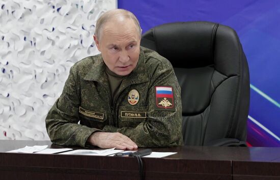 Президент Владимир Путин посетил командный пункт группировки "Запад"