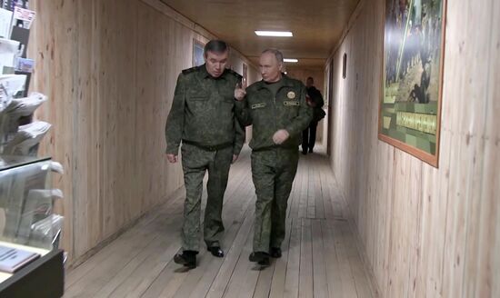 Президент Владимир Путин посетил командный пункт группировки "Запад"