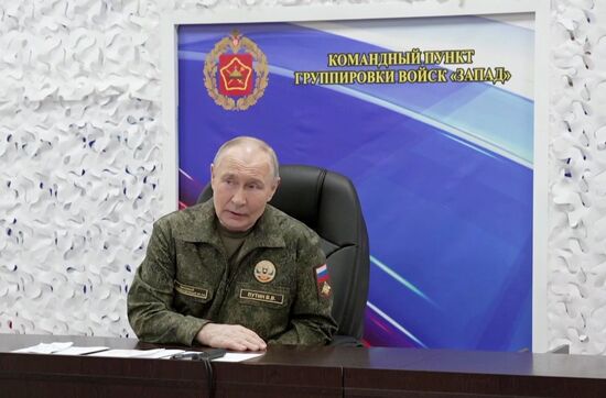 Президент Владимир Путин посетил командный пункт группировки "Запад"