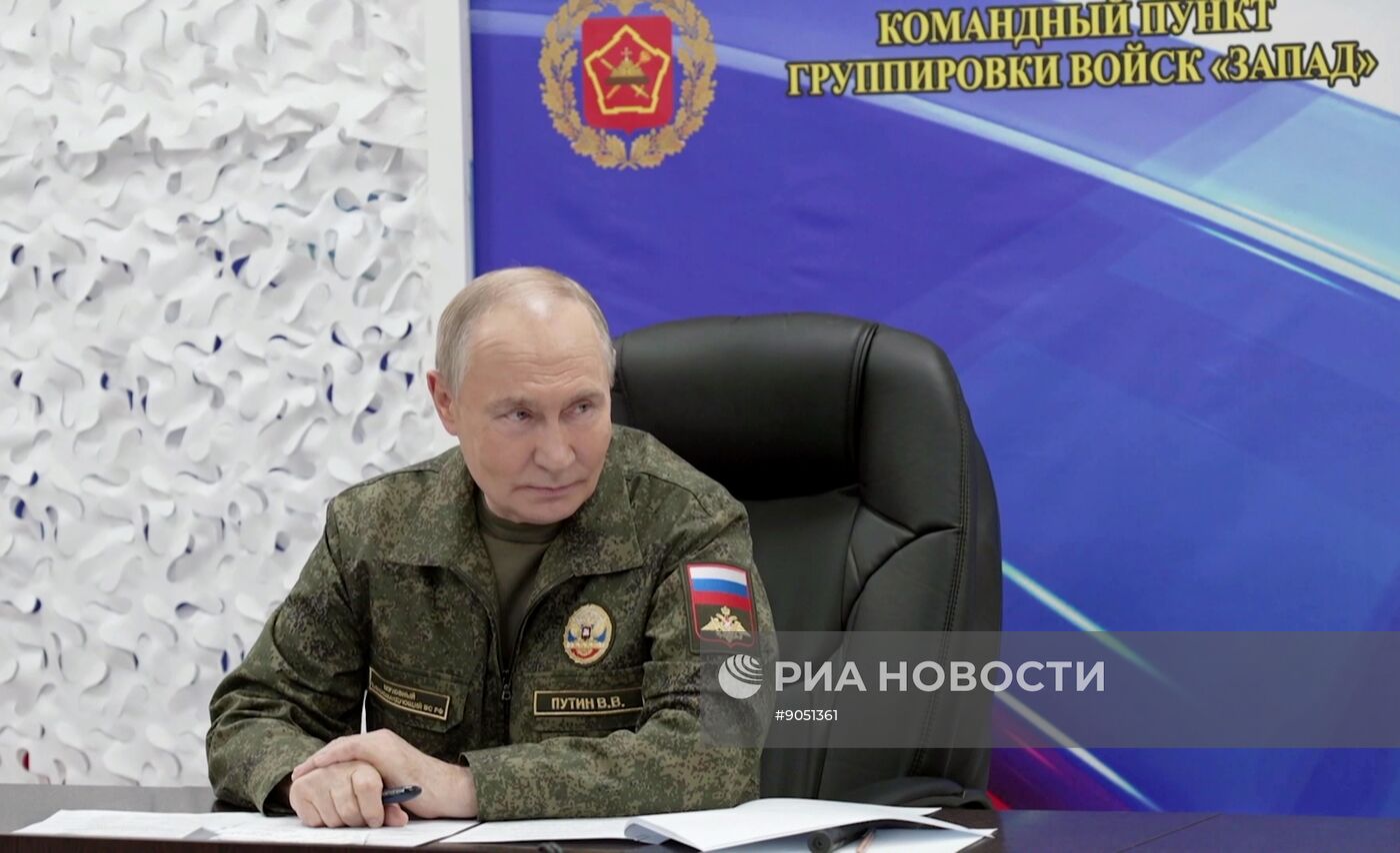 Президент Владимир Путин посетил командный пункт группировки "Запад"