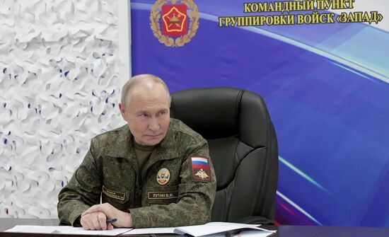 Президент Владимир Путин посетил командный пункт группировки "Запад"