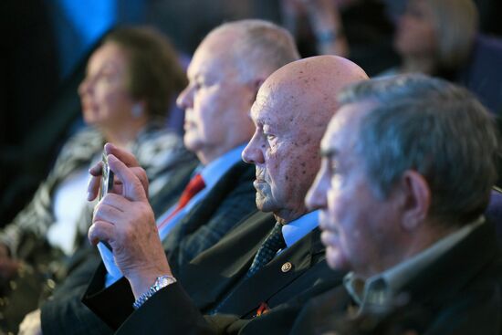 Презентация новой модели часов "Союз  Аполлон" с метеоритом 