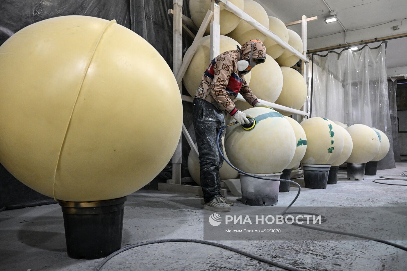 Изготовление новогодних декораций для елки, которую установят на Тверской площади