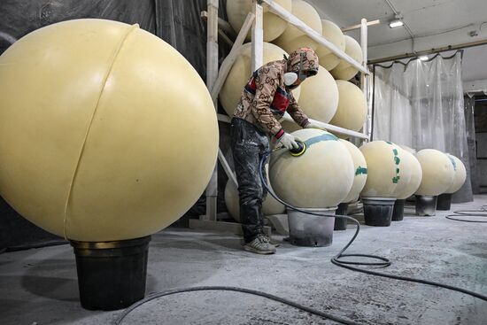 Изготовление новогодних декораций для елки, которую установят на Тверской площади