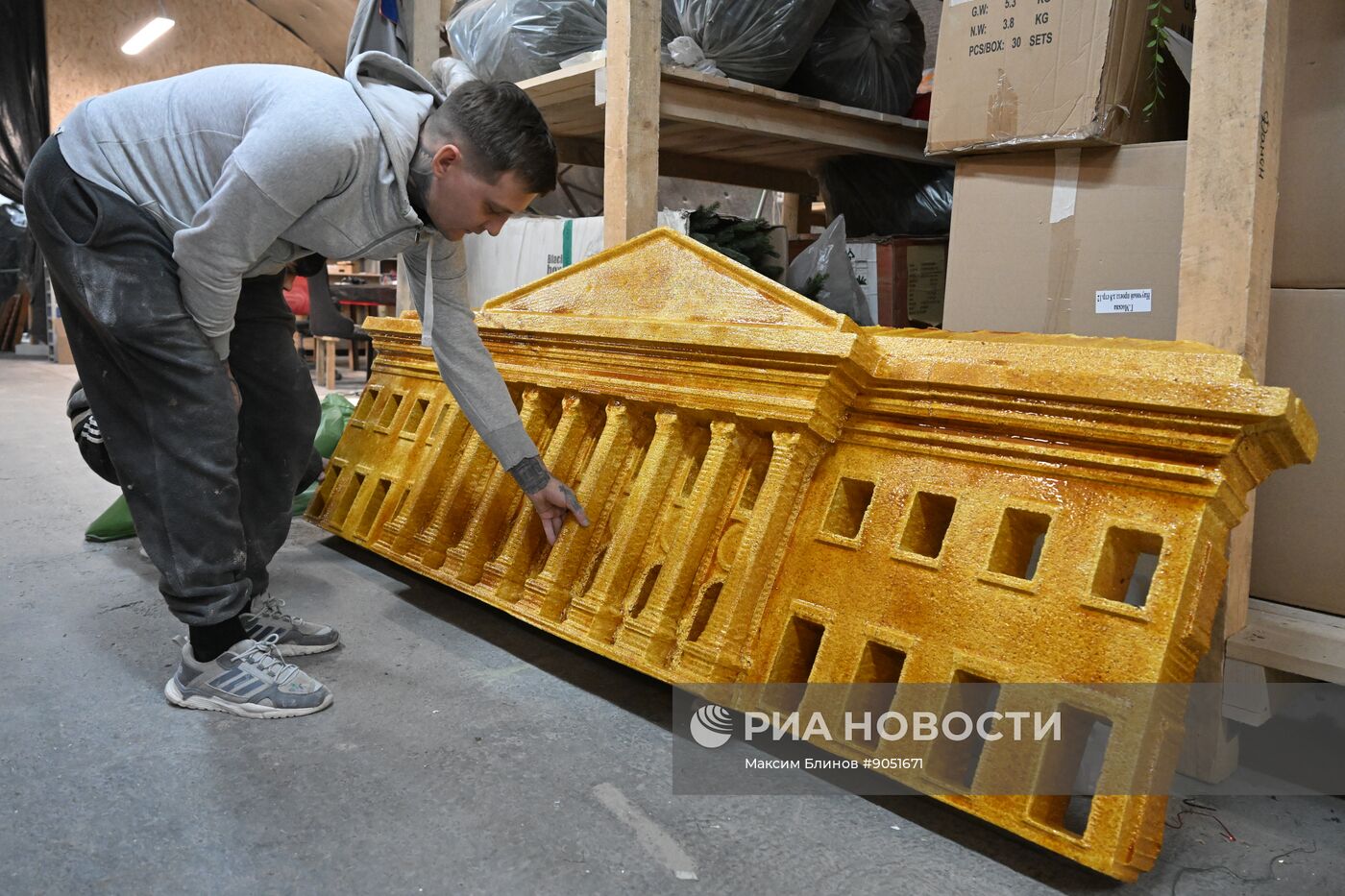 Изготовление новогодних декораций для елки, которую установят на Тверской площади