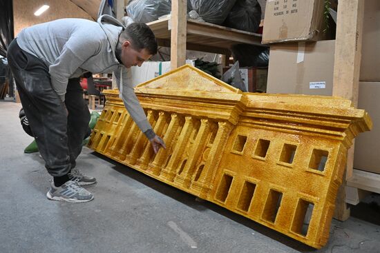 Изготовление новогодних декораций для елки, которую установят на Тверской площади