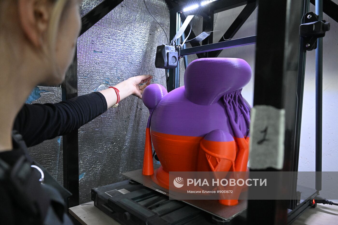 Изготовление новогодних декораций для елки, которую установят на Тверской площади