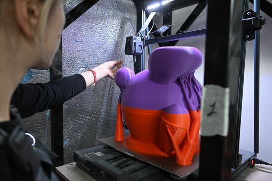 Изготовление новогодних декораций для елки, которую установят на Тверской площади