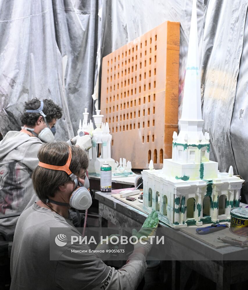 Изготовление новогодних декораций для елки, которую установят на Тверской площади