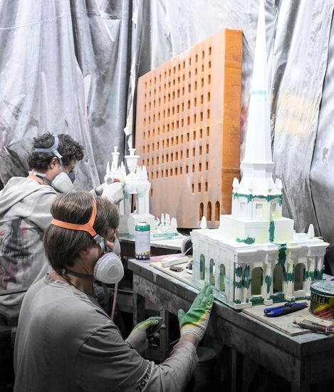 Изготовление новогодних декораций для елки, которую установят на Тверской площади